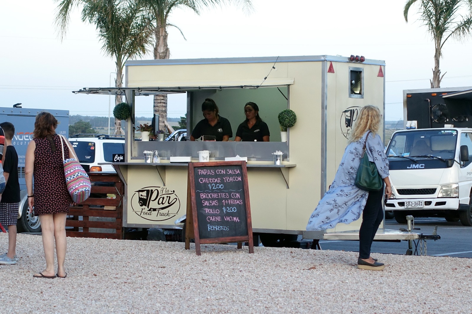 La inauguración del primer Outlet Center de Maldonado contó con múltiples propuestas para los turistas. Foto: Ricardo Figueredo