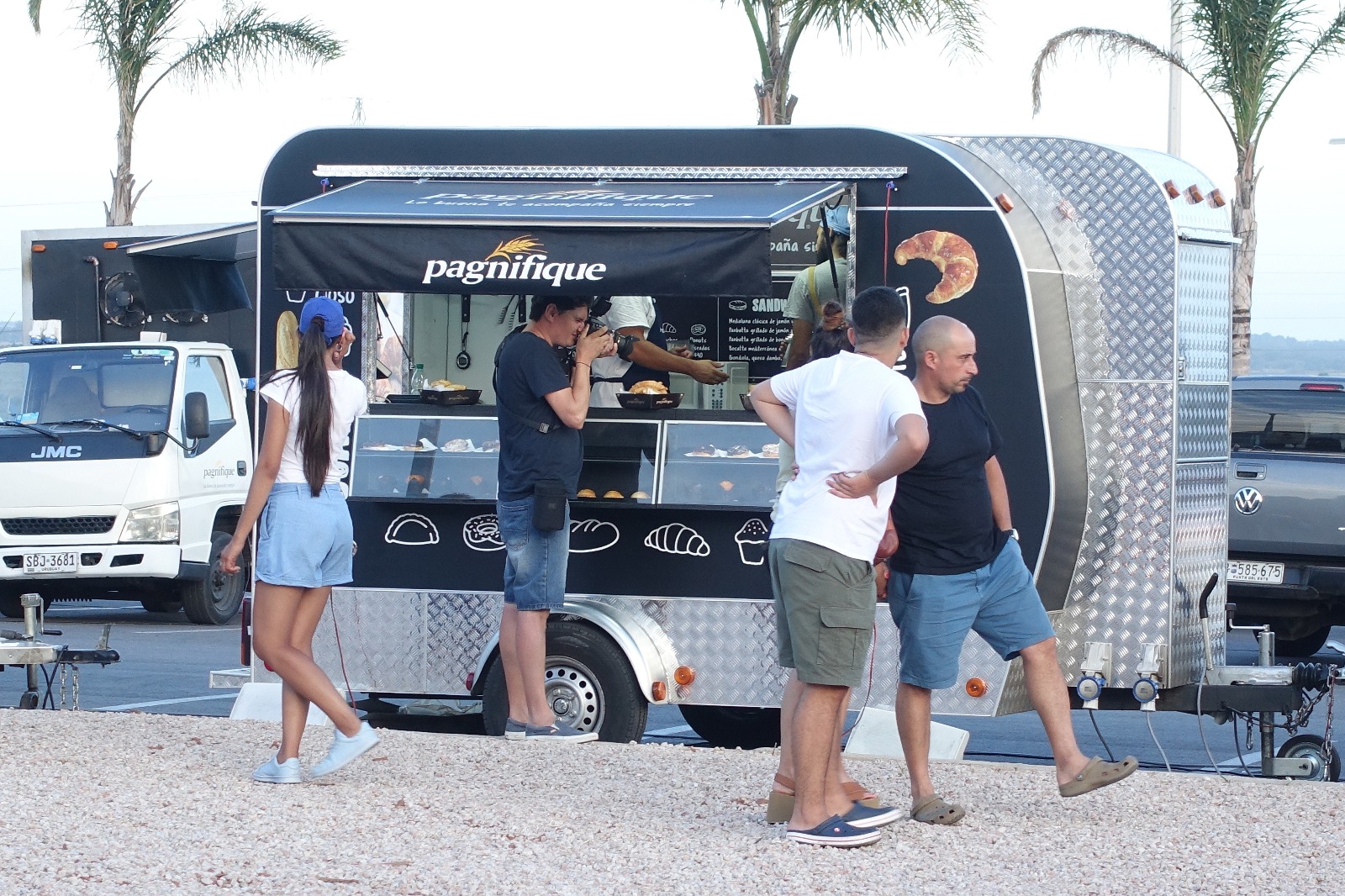 La inauguración del primer Outlet Center de Maldonado contó con múltiples propuestas para los turistas. Foto: Ricardo Figueredo