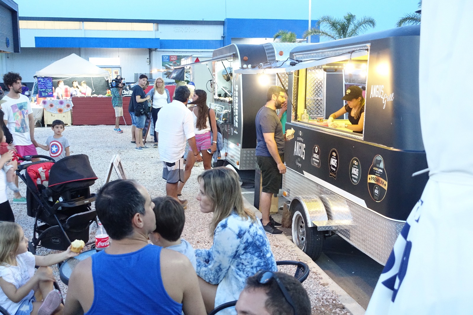 La inauguración del primer Outlet Center de Maldonado contó con múltiples propuestas para los turistas. Foto: Ricardo Figueredo