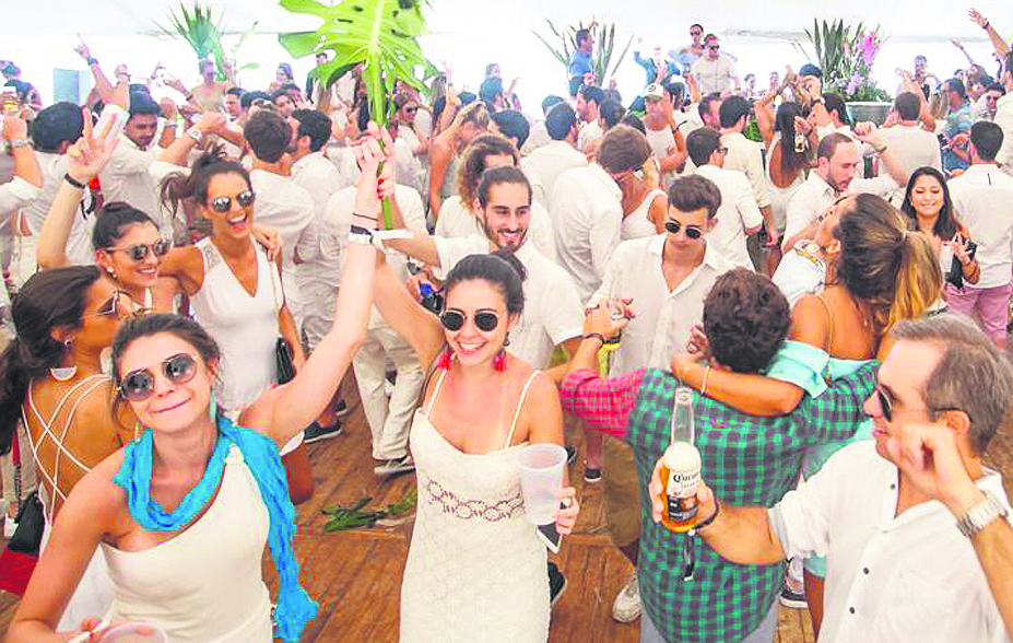 Los brasileños prefieren bailar, comer y beber en paradores o terrazas. Foto: Felipe Gaieski