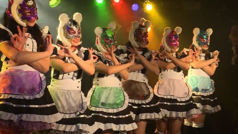 Así fue el debut de las chicas de la moneda virtual