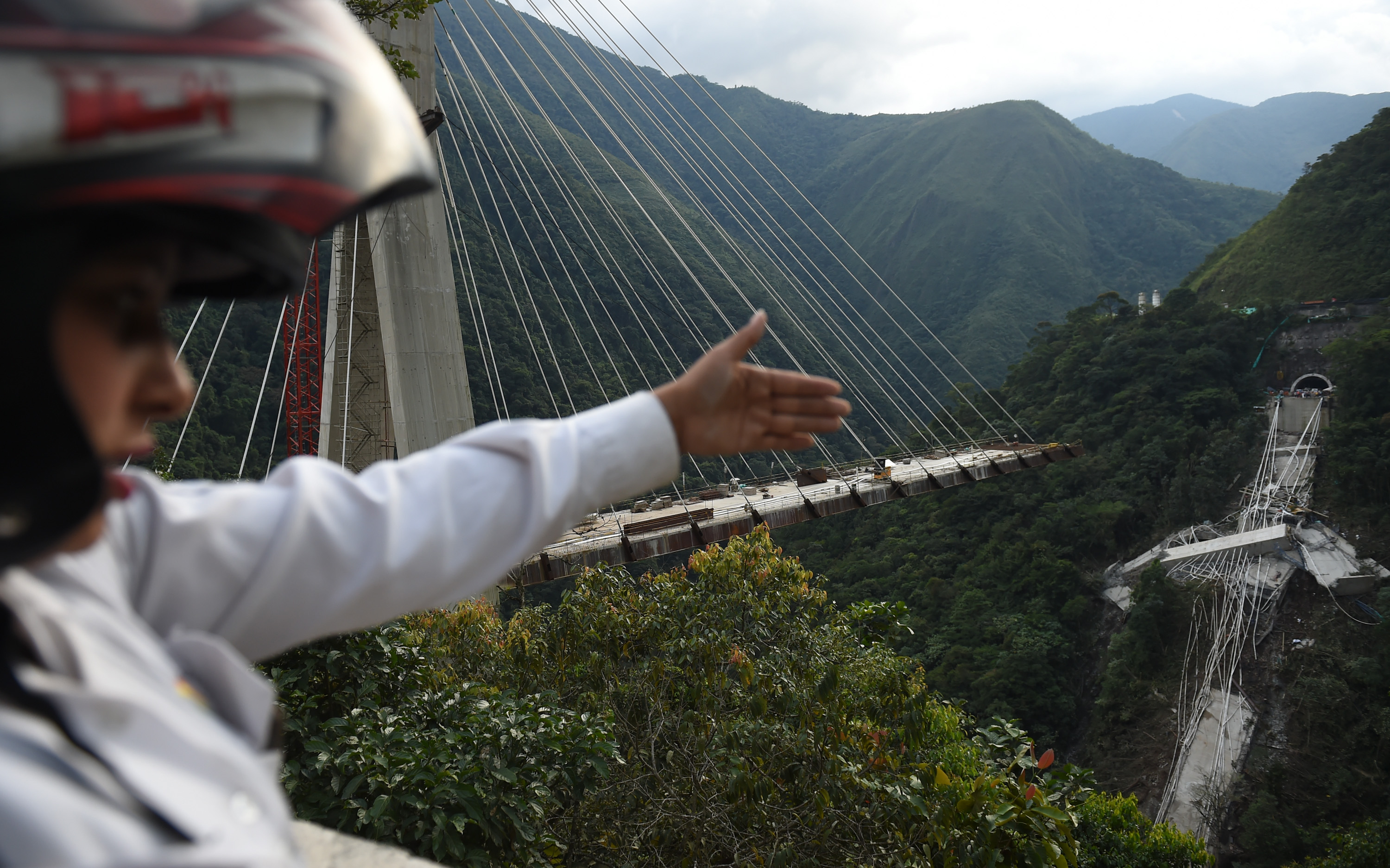 Derrumbe del puente en Guayabetal. Foto: AFP