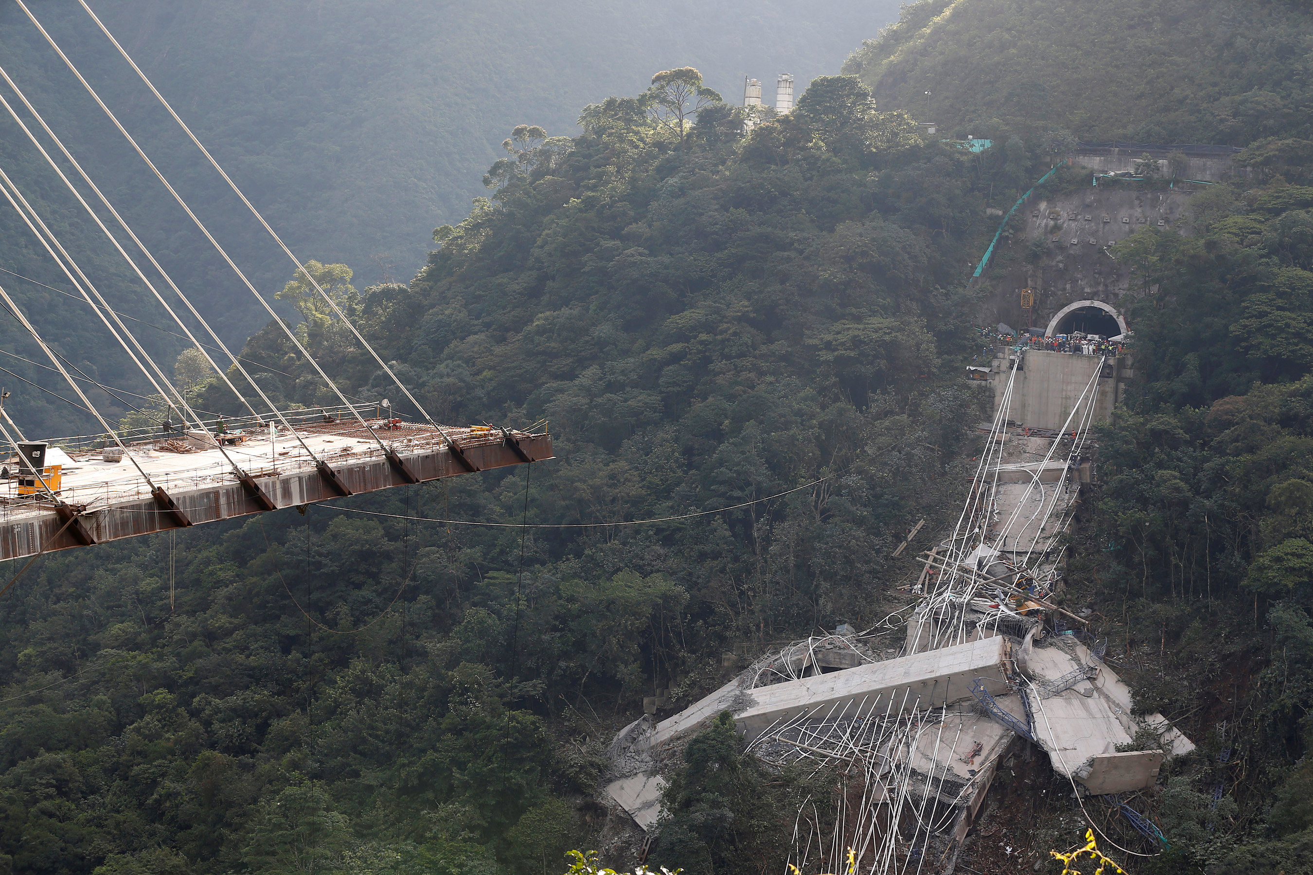 Derrumbe del puente en Guayabetal. Foto: AFP