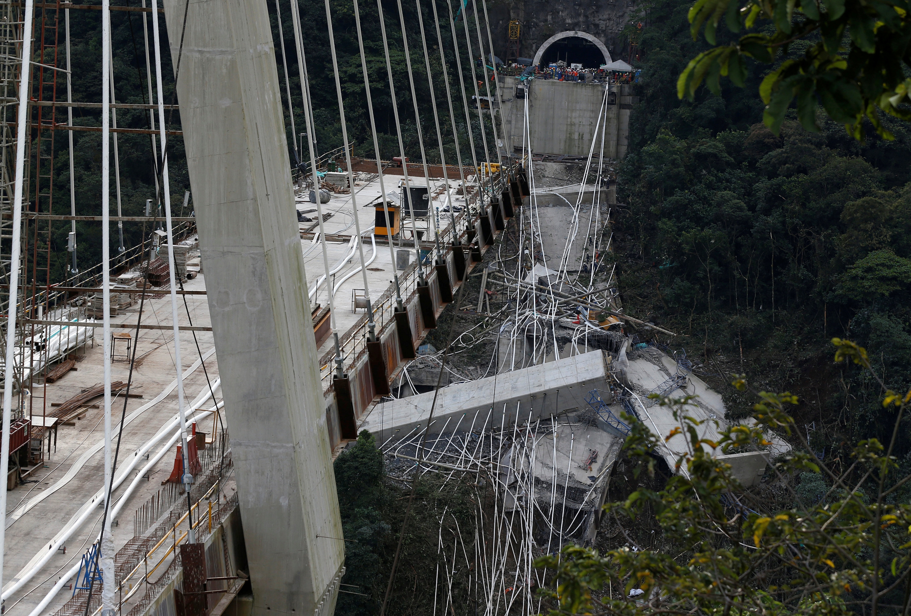 Derrumbe del puente en Guayabetal. Foto: AFP