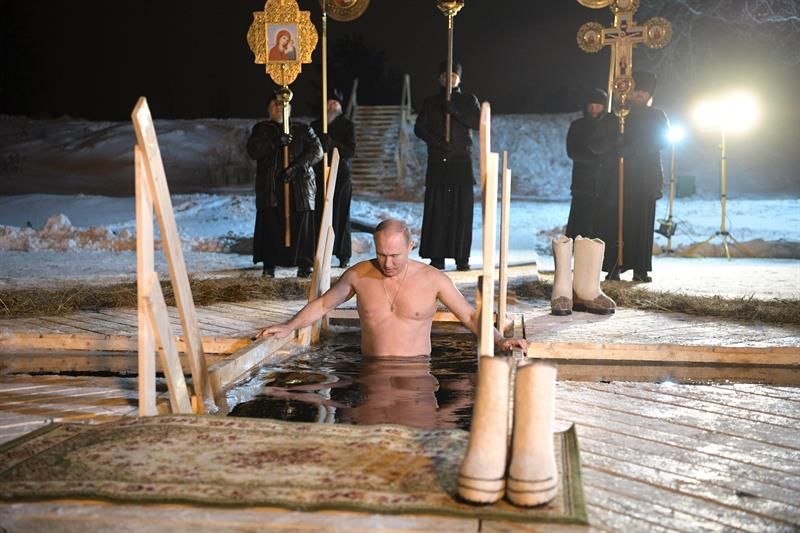 Putin en el lago Seliguer. Foto: EFE