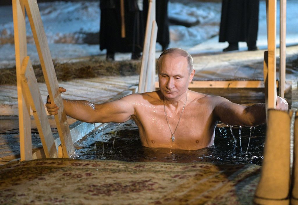 Putin se sumerge en aguas heladas. Foto:AFP