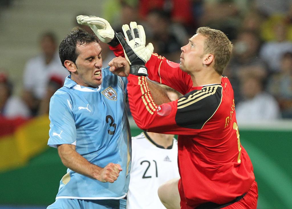 Diego Godín y Manuel Neuer en el amistoso entre Uruguay y Alemania en 2011. Foto: AFP