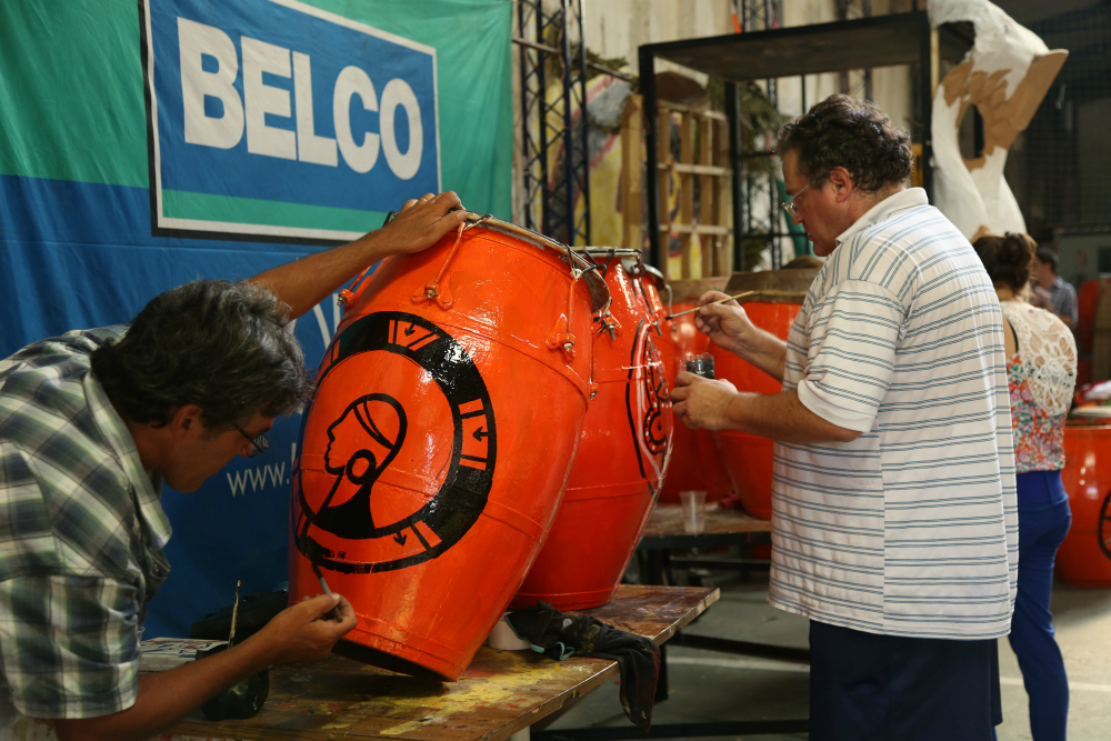 Un sponsor otorga la pintura y los "tamborileros" le dan la primera mano. Foto: Gabriel Rodríguez