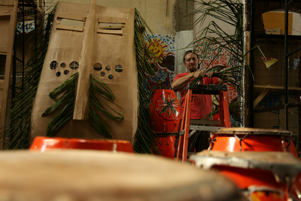 Un sponsor otorga la pintura y los "tamborileros" le dan la primera mano. Foto: Gabriel Rodríguez