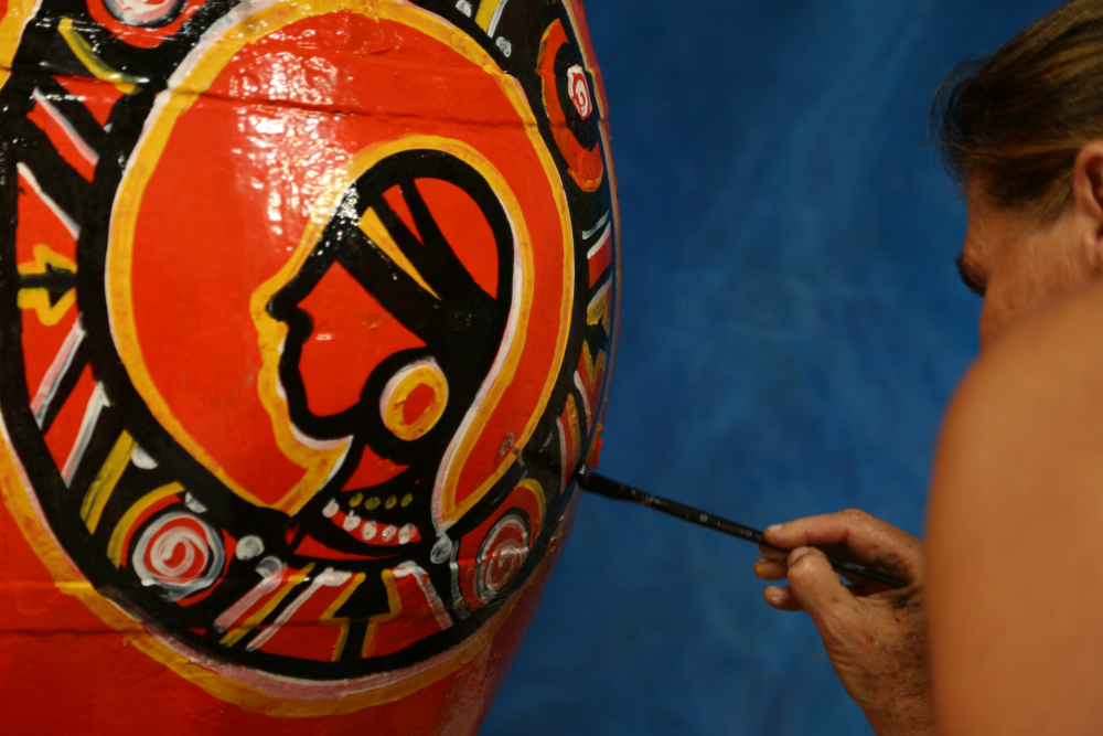 Un sponsor otorga la pintura y los "tamborileros" le dan la primera mano. Foto: Gabriel Rodríguez