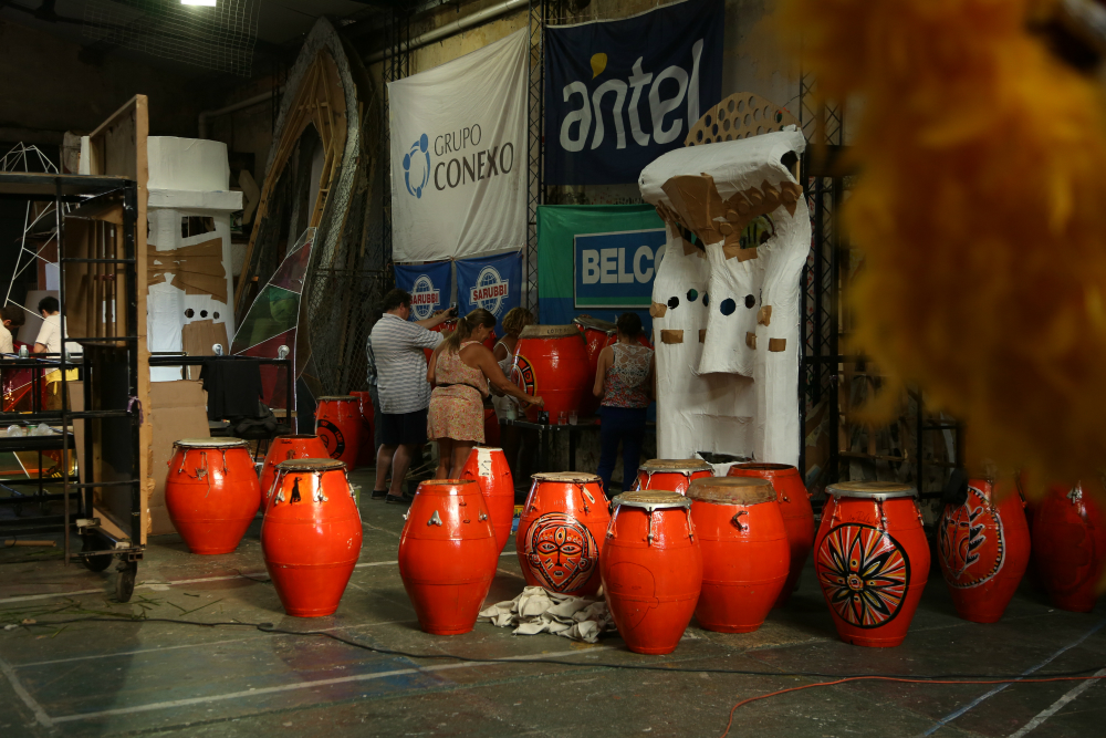Un sponsor otorga la pintura y los "tamborileros" le dan la primera mano. Foto: Gabriel Rodríguez