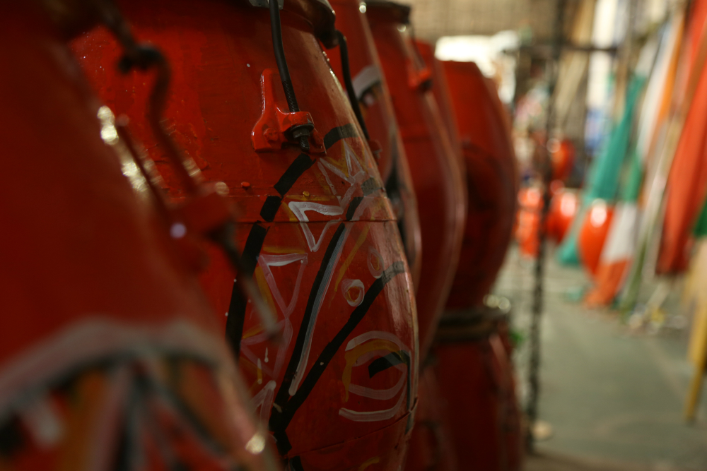 Un sponsor otorga la pintura y los "tamborileros" le dan la primera mano. Foto: Gabriel Rodríguez