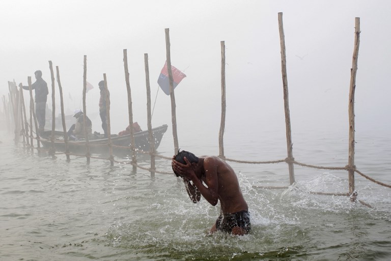Ceremonias de purificación en India. Foto: AFP