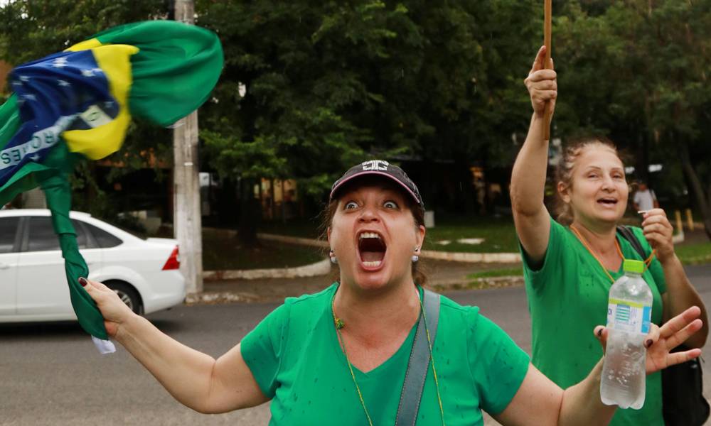 Una mujer celebra en Porto Alegre tras la ratificación de la condena. Foto: AFP