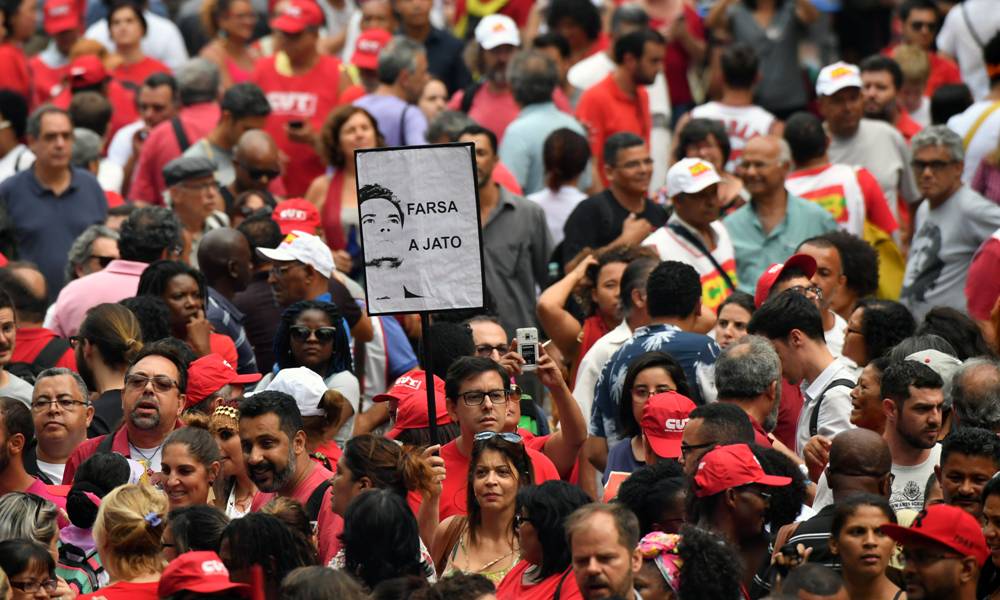 Diversas organizaciones sociales se reunieron para esperar la decisión. Foto: AFP