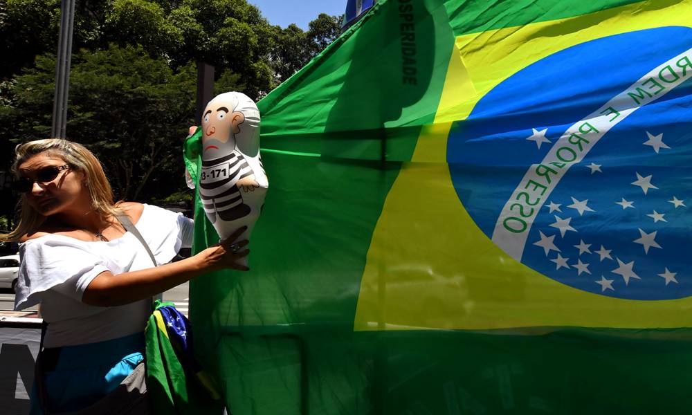 Muñecos inflables con una caricatura de Lula vestido de preso se vieron en muchas partes. Foto: AFP