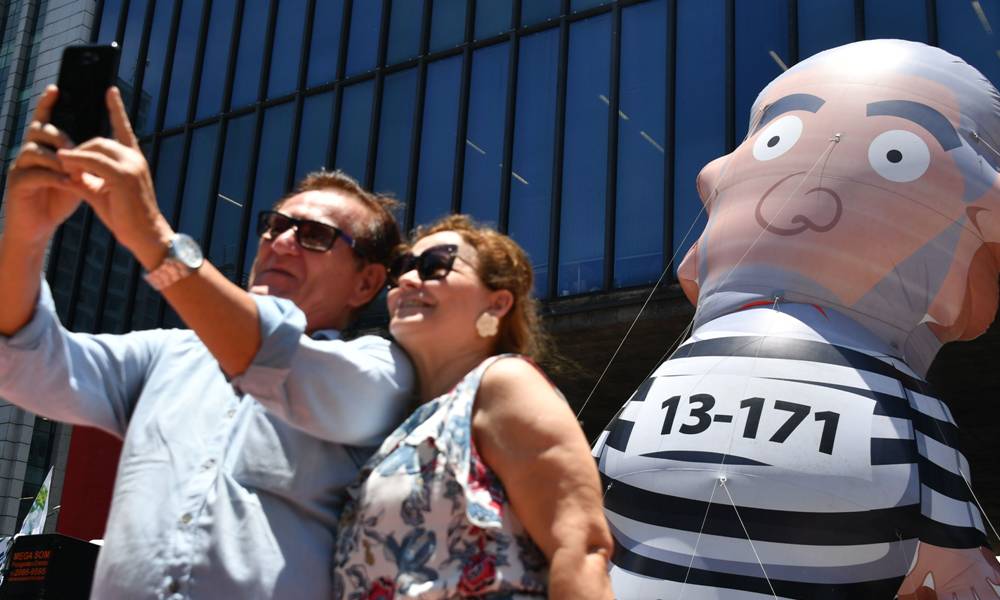 "Pixuleco" le llaman a este muñeco inflable que ha sido común en las movilizaciones que apoyan la condena a Lula. Foto: AFP