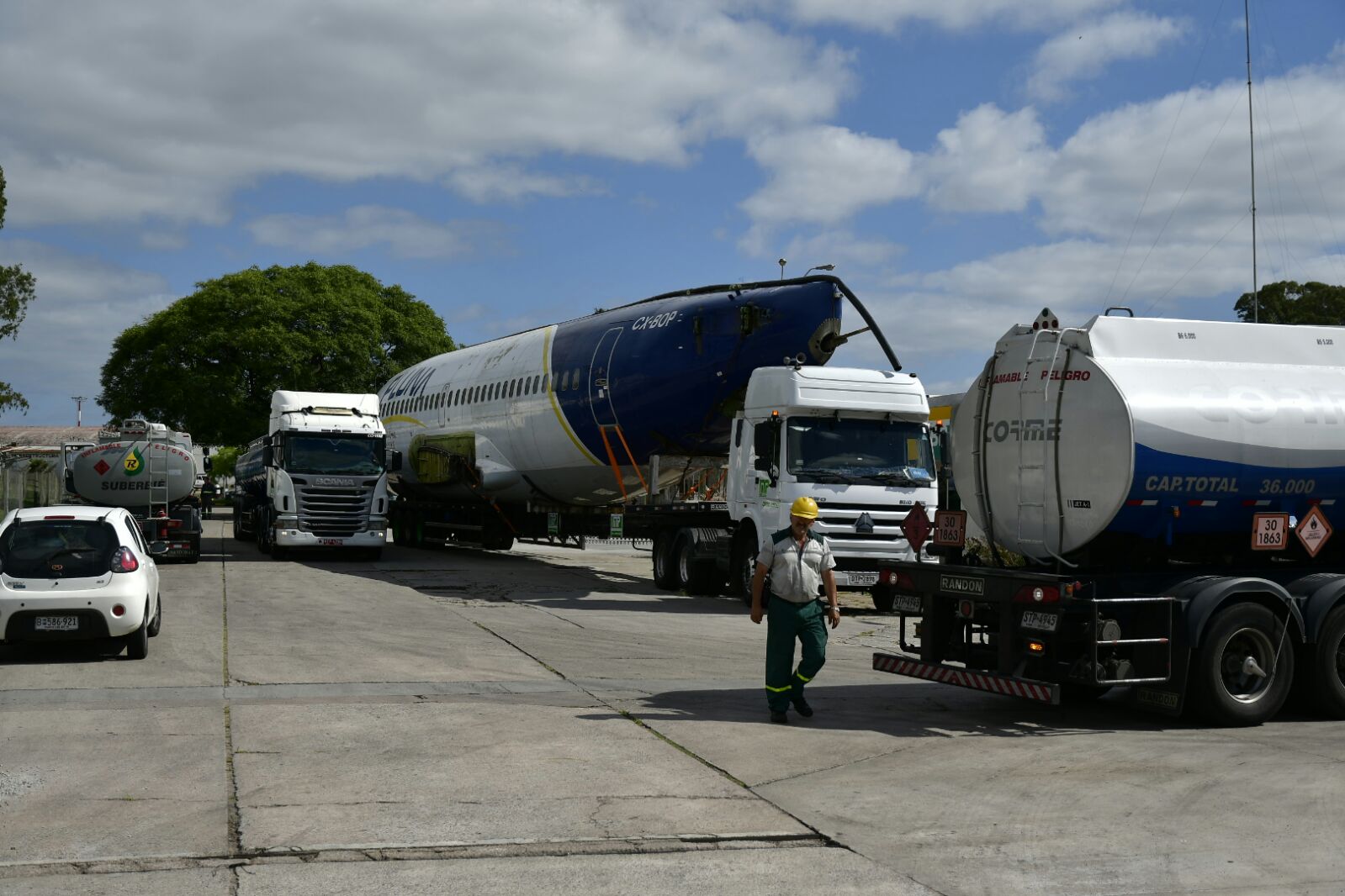 Trasladan avión de exPluna hacia Maldonado. Foto: Fernando Ponzetto