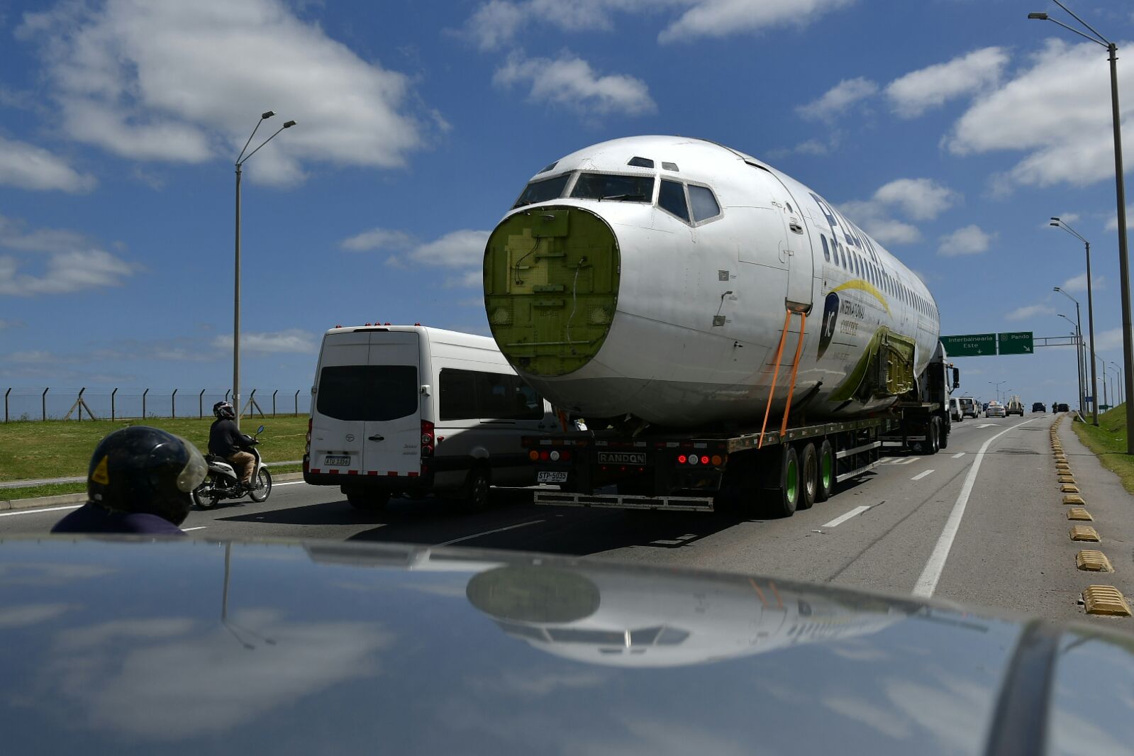Trasladan avión de exPluna hacia Maldonado. Foto: Fernando Ponzetto