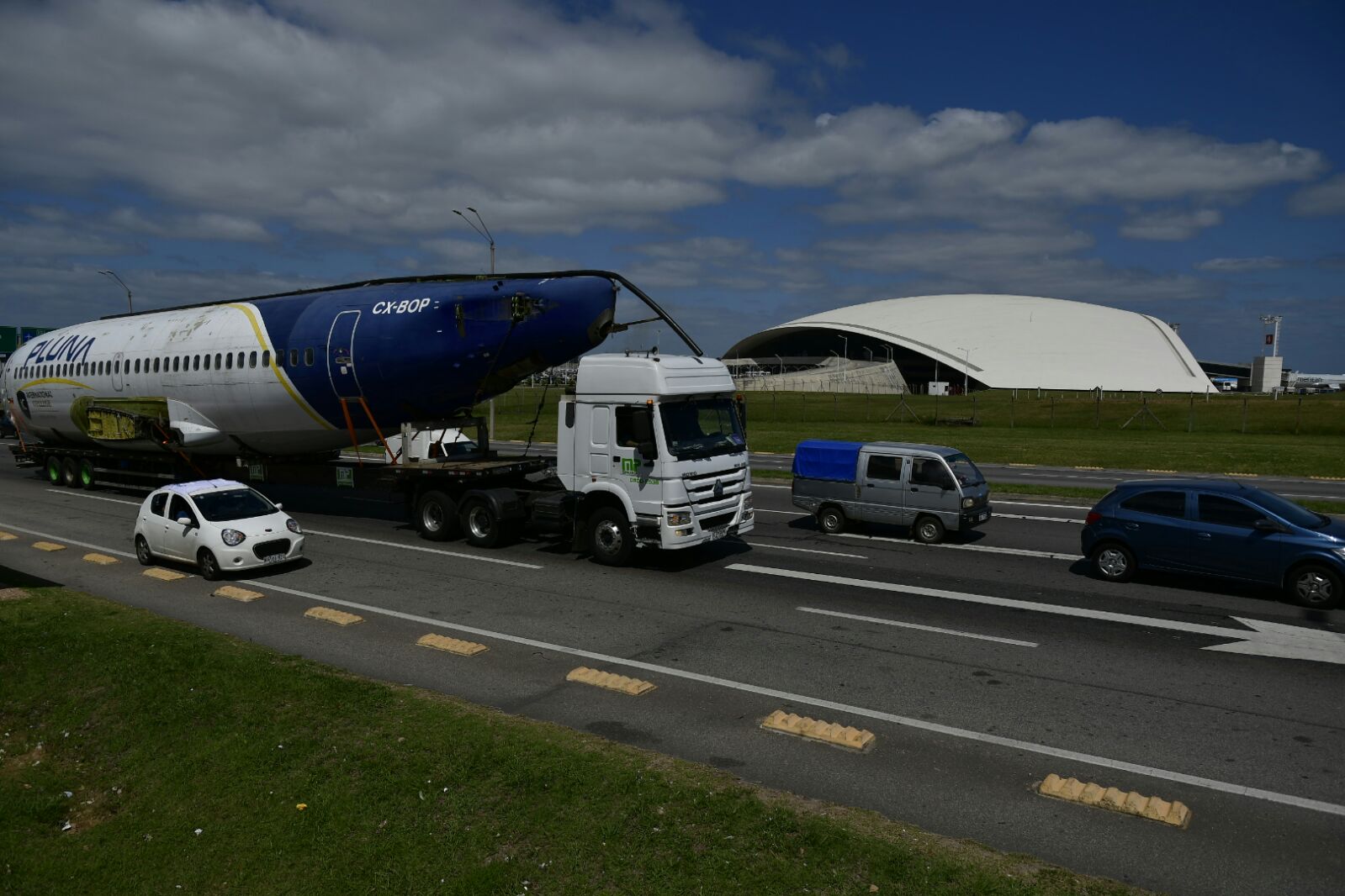 Trasladan avión de exPluna hacia Maldonado. Foto: Fernando Ponzetto
