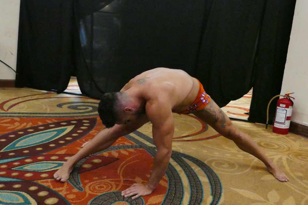 Los artistas calientan y estiran antes de la función