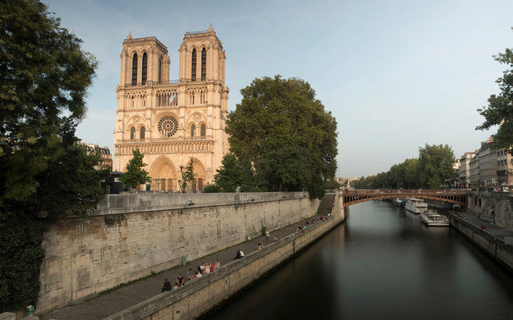 La crecida tapó los paseos junto al río y en algunos barrios se construyen rampas con tablones para que la gente pueda caminar. Foto: Reuters