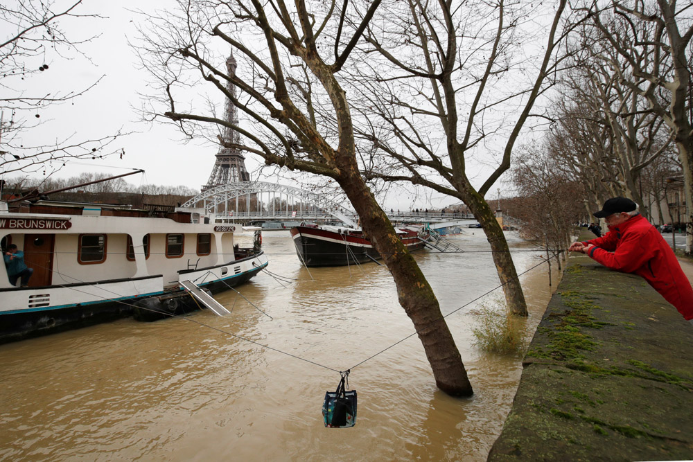 Barcazas del río quedaron “aisladas” y reciben abastecimiento a través de un cable. Foto: Reuters