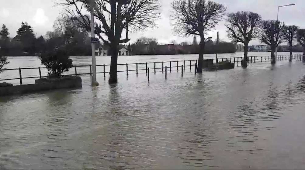 Por las inundaciones, la compañía ferroviaria nacional cerró varios tramos de la concurrida línea de trenes suburbanos. Foto: Reuters