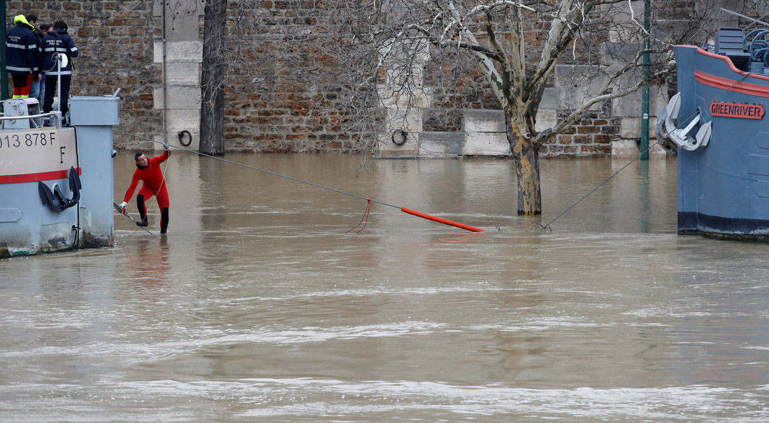 En París y sus cercanías varios ayuntamientos han evacuado preventivamente de algunos de sus barrios próximos al río. Foto: Reuters