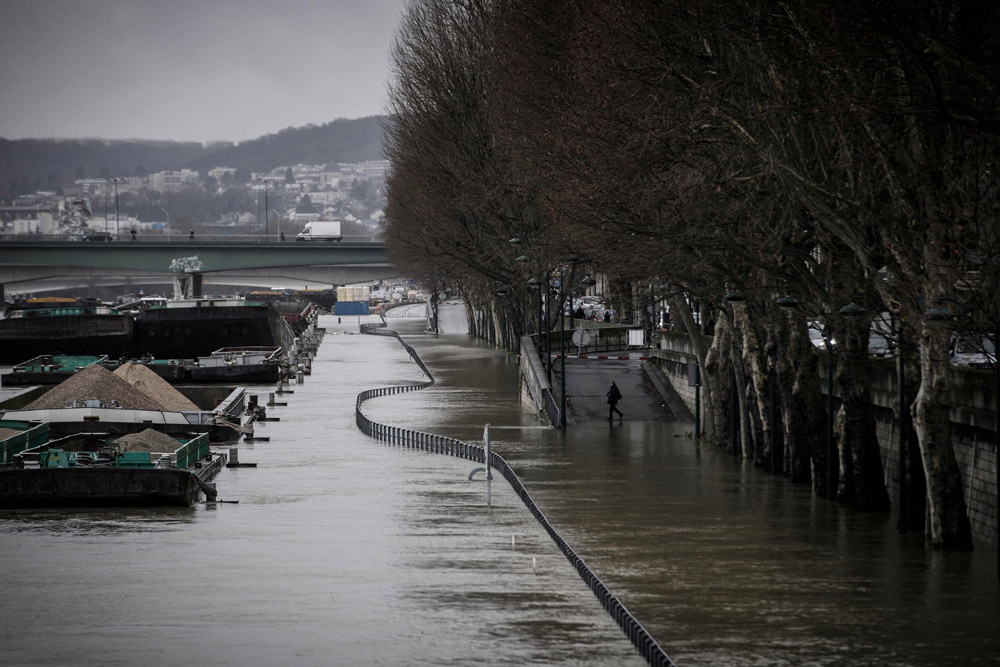 Los empleados del Louvre se movilizaban para proteger sus obras ante el riesgo de inundaciones. Foto: Reuters