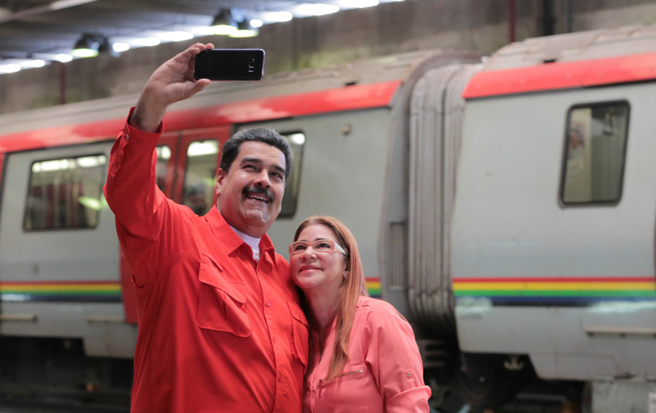 Maduro se saca una selfie con su esposa Cilia Flores. Foto: Reuters