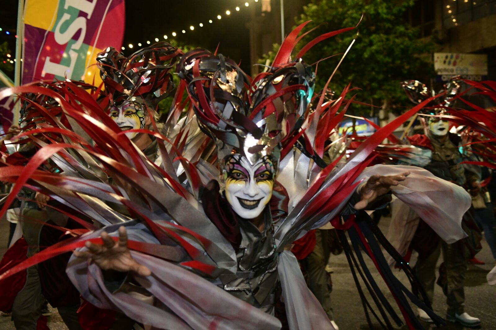 A todo color y música, Montevideo vive el Desfile de Carnaval. Foto: Marcelo Bonjour