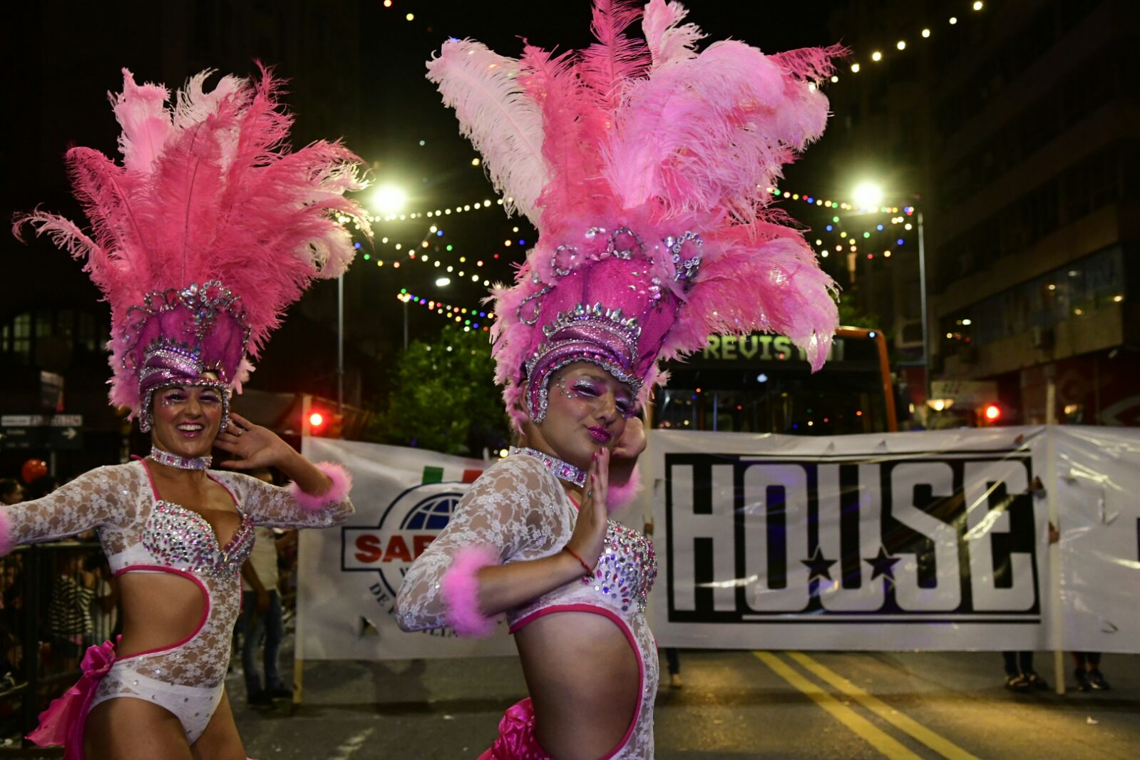 A todo color y música, Montevideo vive el Desfile de Carnaval. Foto: Marcelo Bonjour