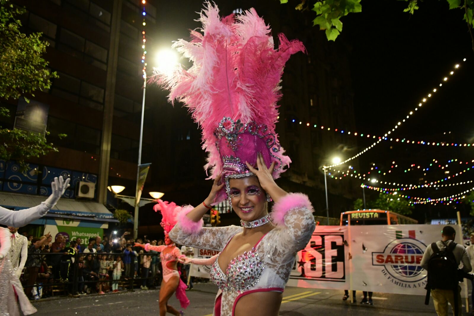 A todo color y música, Montevideo vive el Desfile de Carnaval. Foto: Marcelo Bonjour