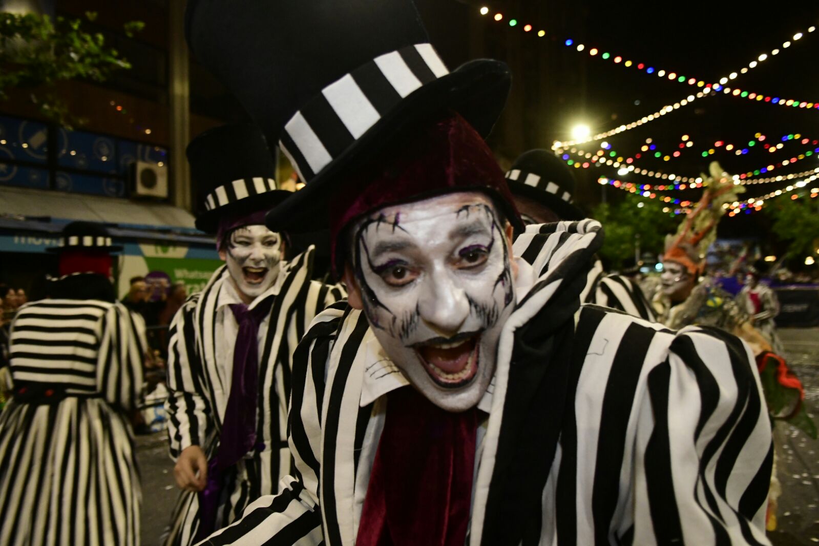 A todo color y música, Montevideo vive el Desfile de Carnaval. Foto: Marcelo Bonjour