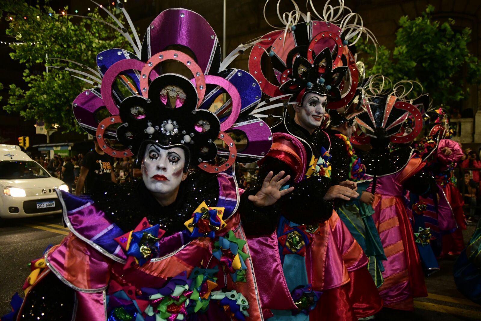 A todo color y música, Montevideo vive el Desfile de Carnaval. Foto: Marcelo Bonjour