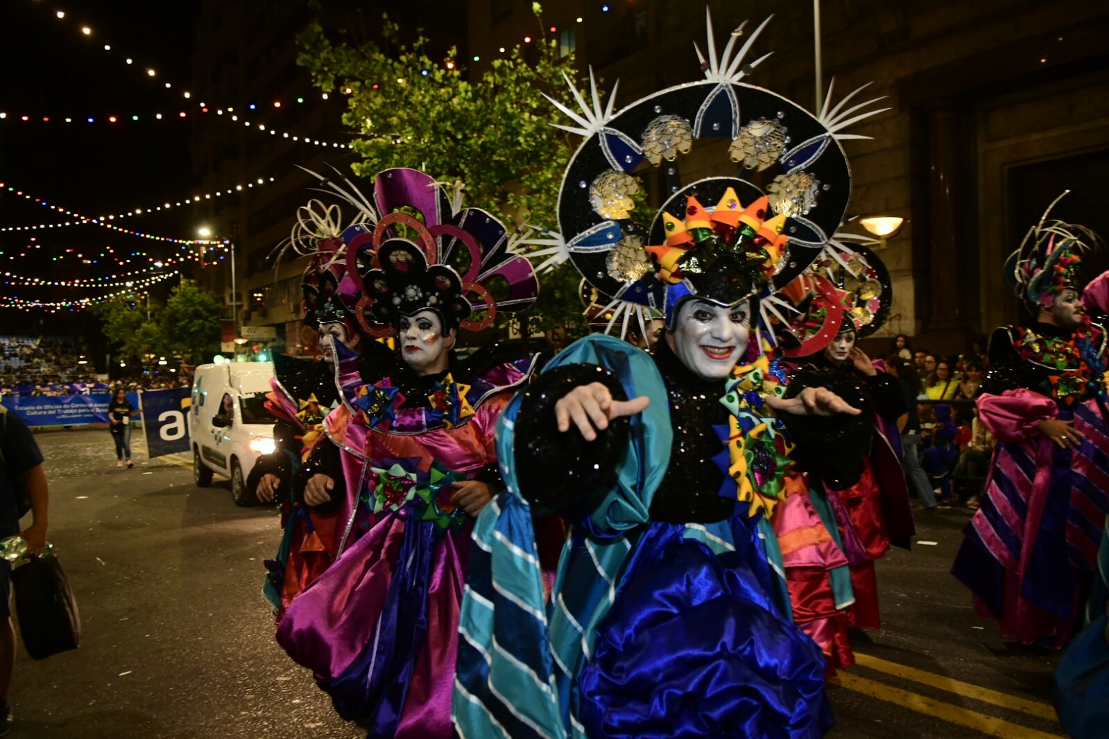 A todo color y música, Montevideo vive el Desfile de Carnaval. Foto: Marcelo Bonjour