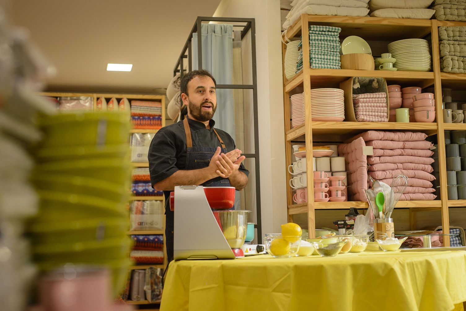Frente a un atento grupo de asistentes, el chef mostró paso a paso cómo preparar la receta.