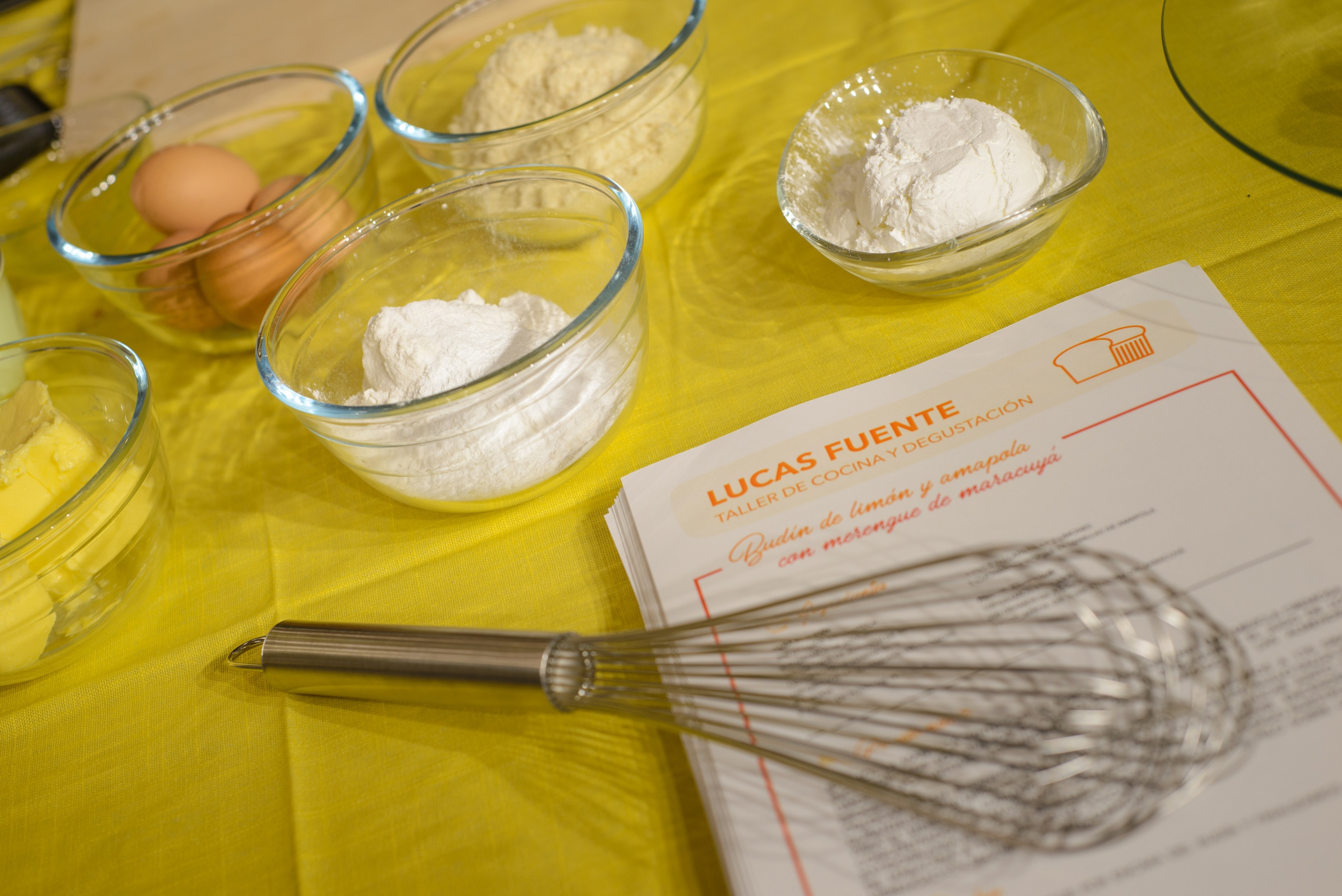 Frente a un atento grupo de asistentes, el chef mostró paso a paso cómo preparar la receta.