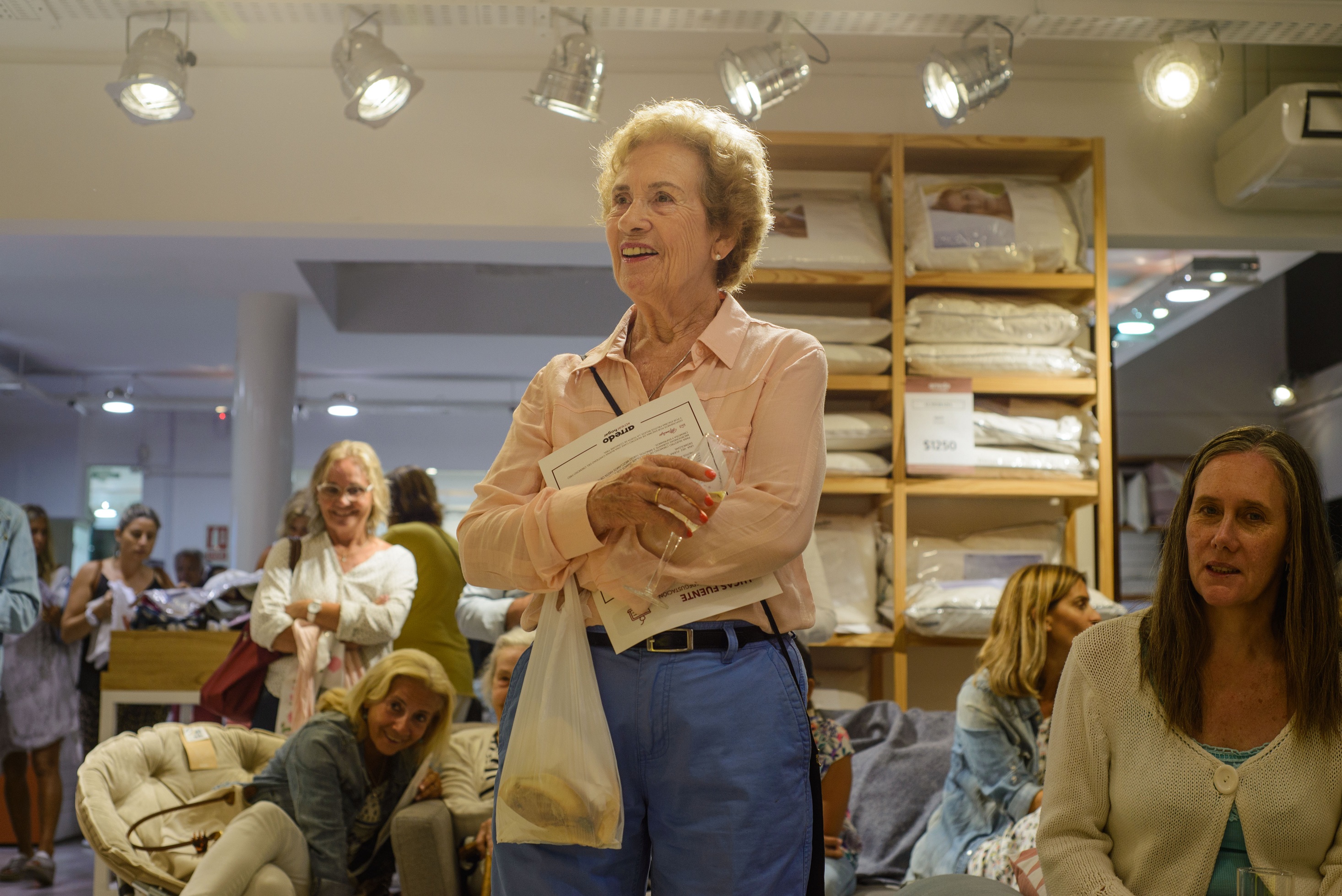Frente a un atento grupo de asistentes, el chef mostró paso a paso cómo preparar la receta.