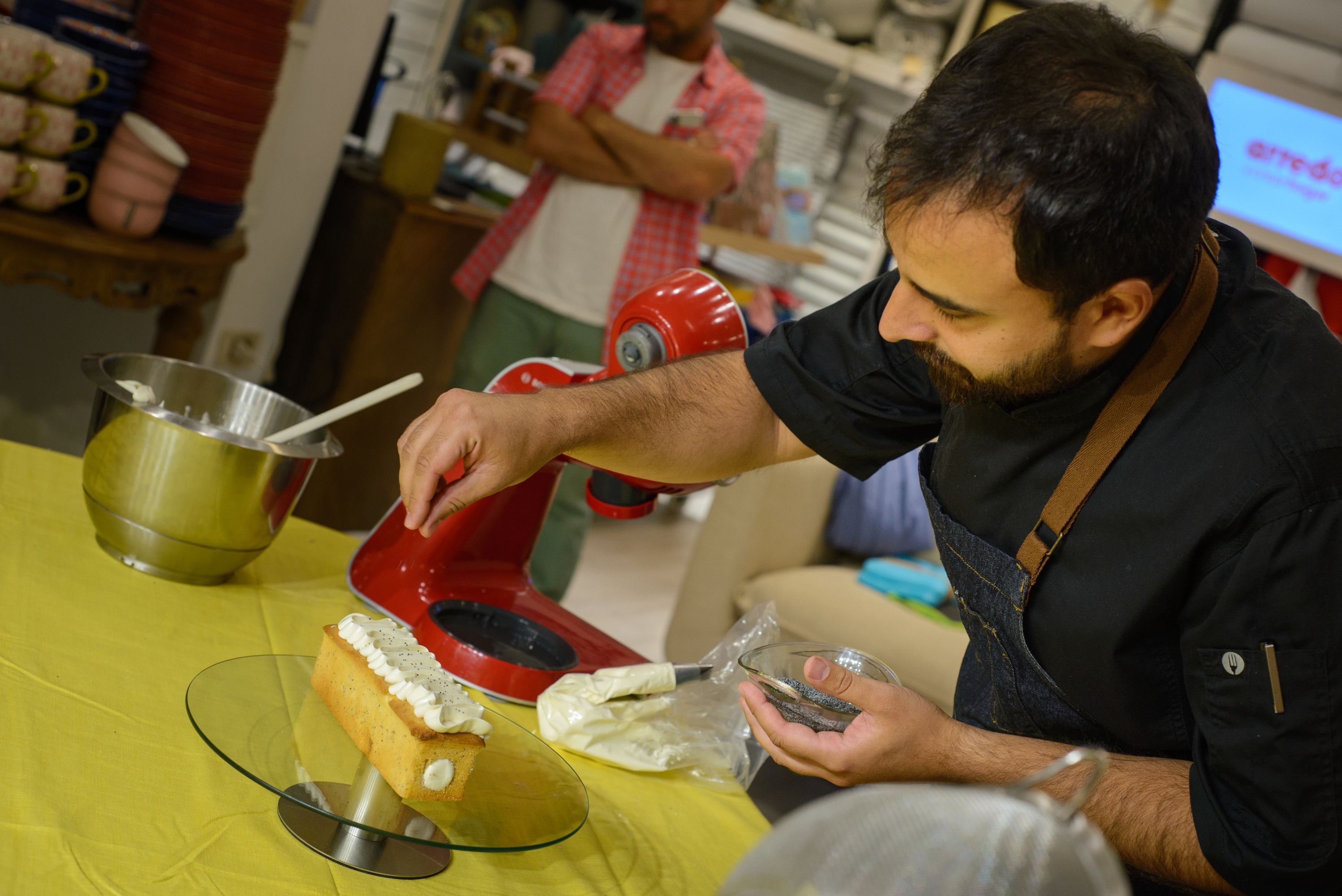 Frente a un atento grupo de asistentes, el chef mostró paso a paso cómo preparar la receta.