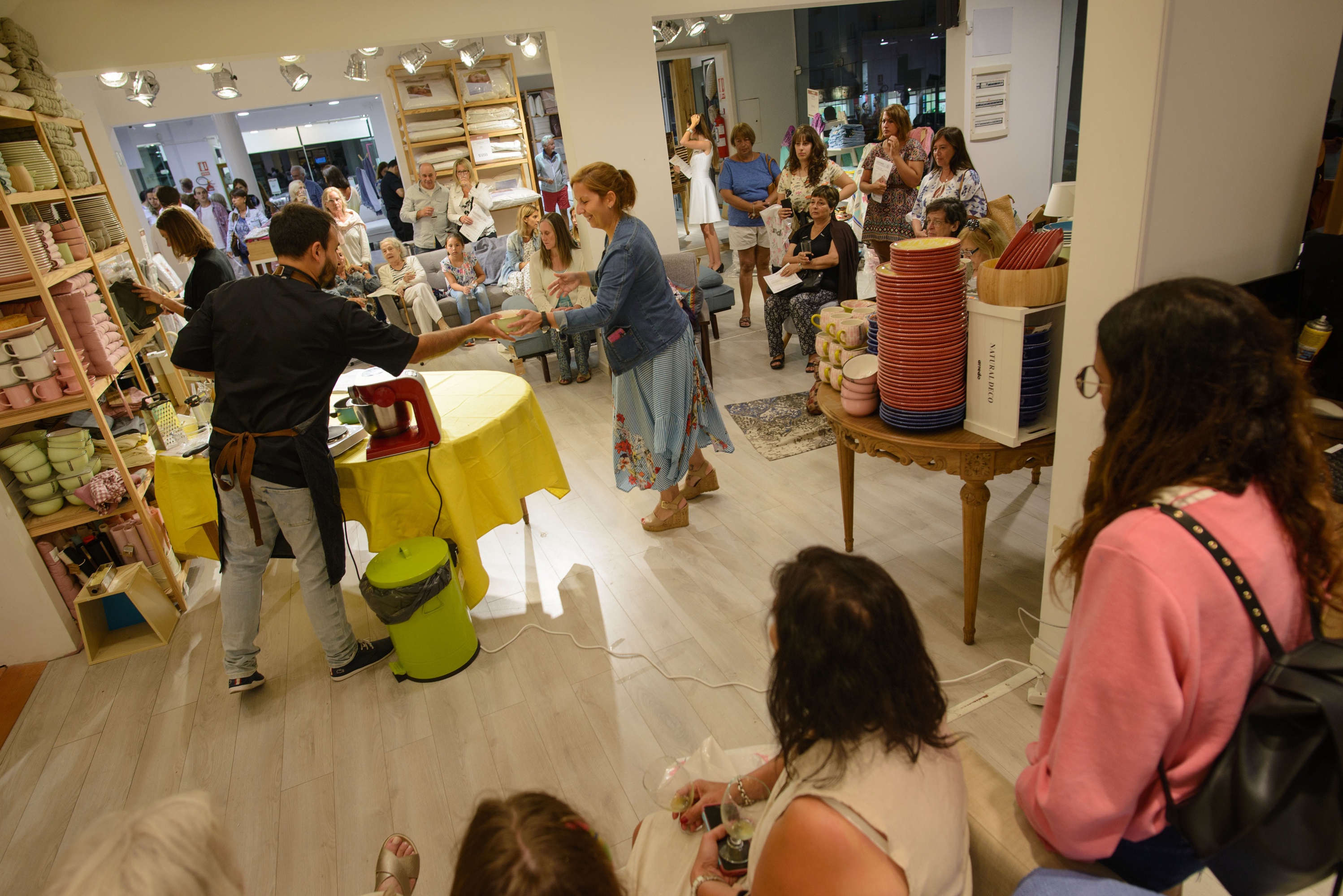 Frente a un atento grupo de asistentes, el chef mostró paso a paso cómo preparar la receta.