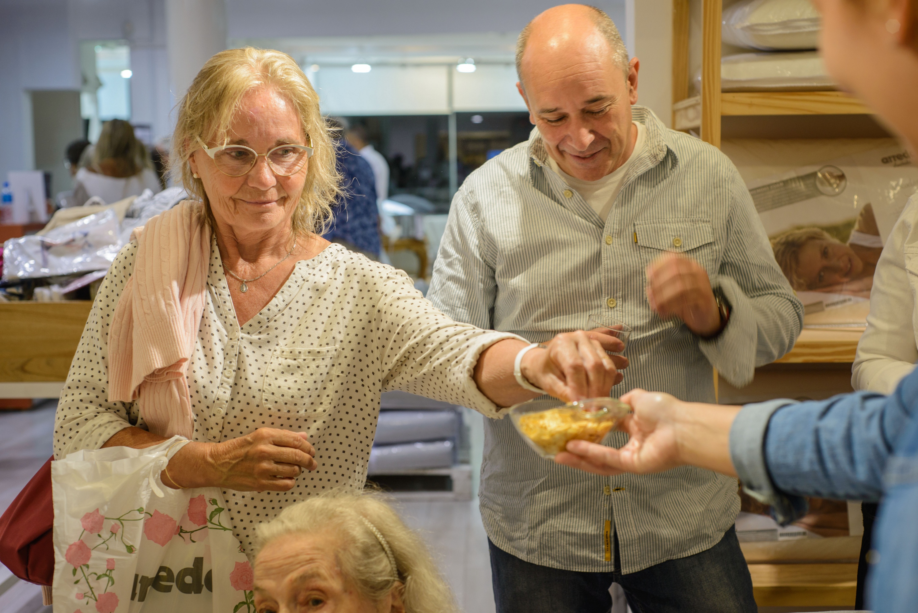 Frente a un atento grupo de asistentes, el chef mostró paso a paso cómo preparar la receta.