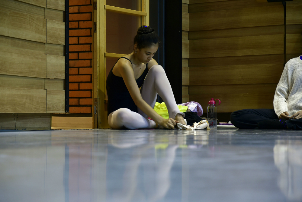 Tatiana Cruz, colocandose las zapatillas antes del ensayo en el Auditorio del Sodre. Foto: Fernando Ponzetto