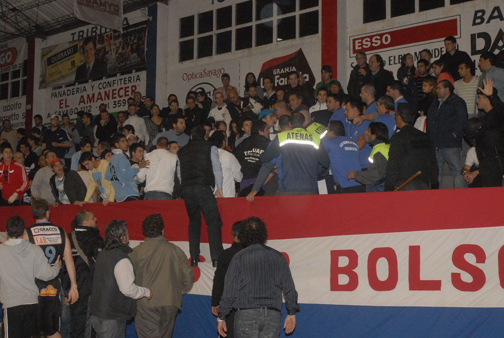Incidentes en un partido entre Nacional contra Atenas en 2011. Foto: Archivo El País