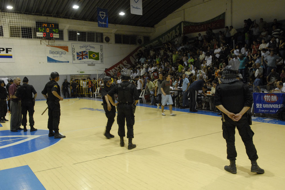 Hinchas: 400 son los que tienen vetado el ingreso al fútbol, varios de ellos ahora van al básquetbol. Foto: Archivo El País