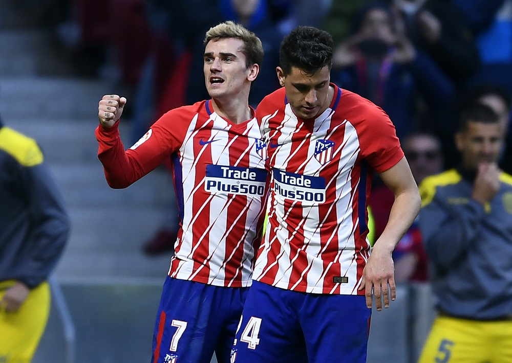 Antoine Griezmann festejando el gol del Atlético con José María Giménez. Foto: AFP