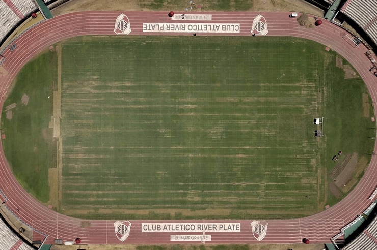 El campo de juego del Monumental al ser quemado. Foto: La Nación / GDA