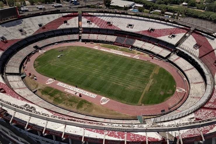 El campo de juego del Monumental al ser quemado. Foto: La Nación / GDA