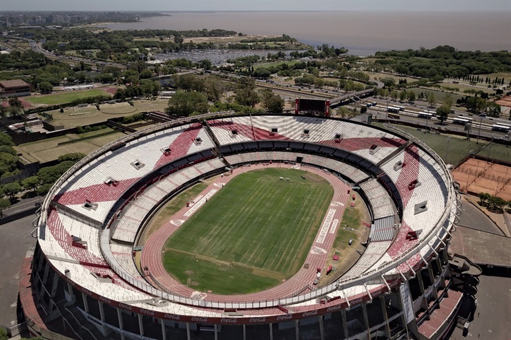 El campo de juego del Monumental al ser quemado. Foto: La Nación / GDA